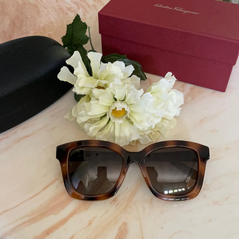 Salvatore Ferragamo sunglasses 🌸